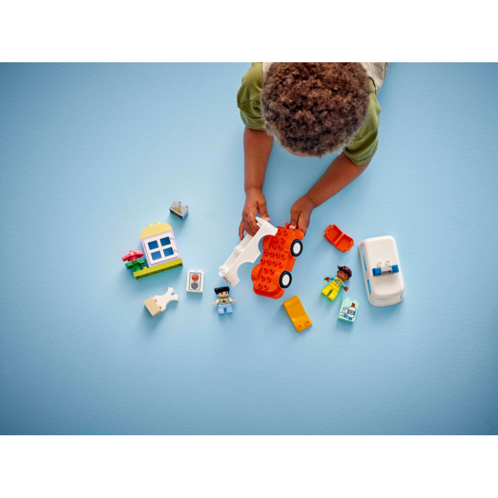 Конструктор LEGO DUPLO Town Швидка допомога та водій (10447)