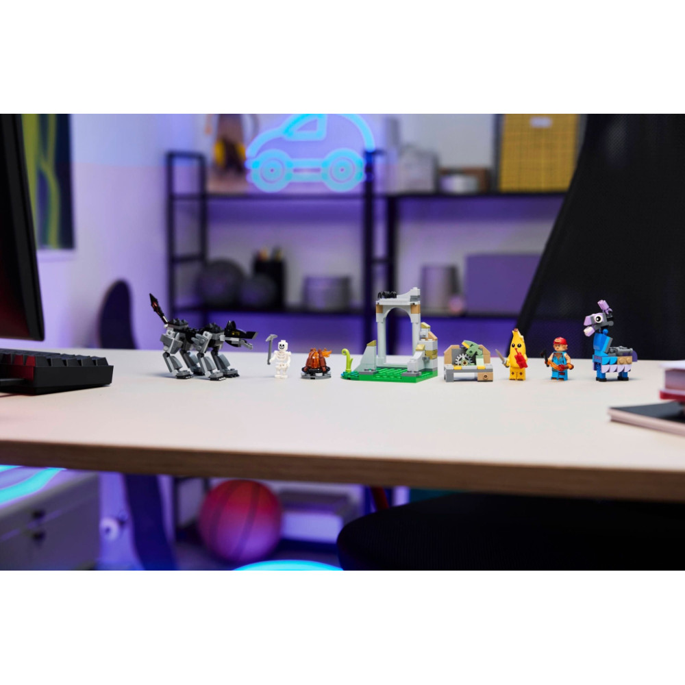Конструктор LEGO Fortnite Табір Peely та Sparkplug (77075)
