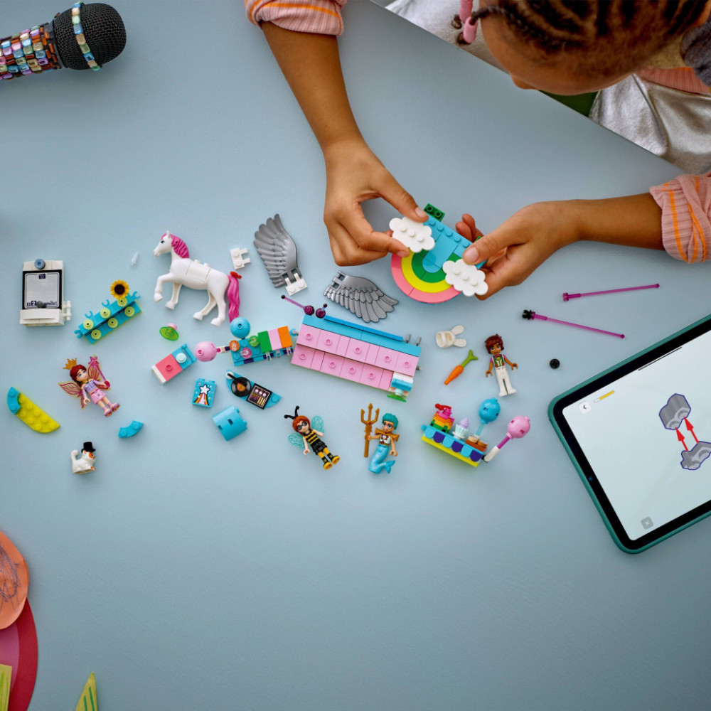 Конструктор LEGO Friends Костюмована вечірка з єдинорогом та феєю (42661)