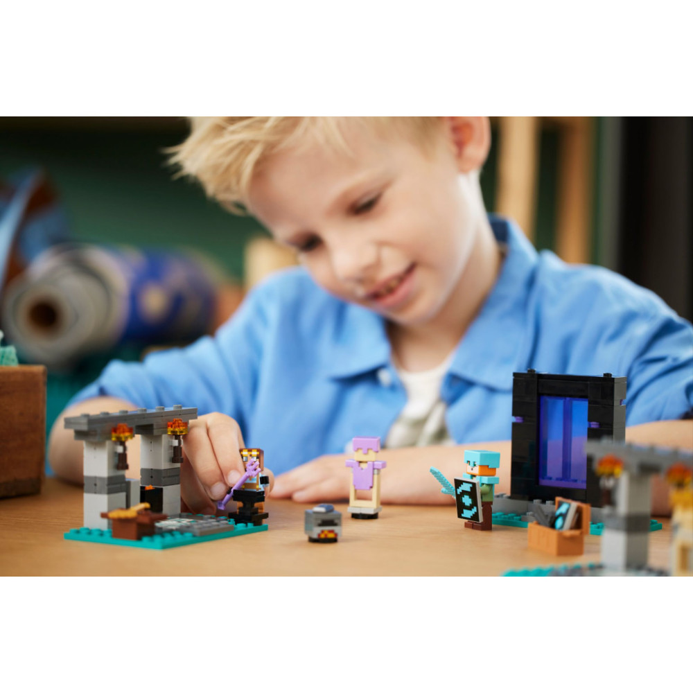 Конструктор LEGO Minecraft Зброярня 203 деталей (21252)